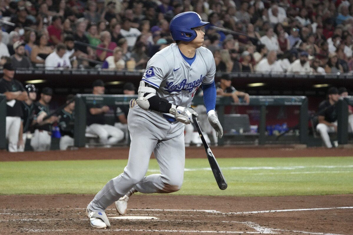 Freeman golpea 2 jonrones, Ohtani roba 3 bases mientras Dodgers ganan 3 de 4 a D-backs con una victoria por 11-6